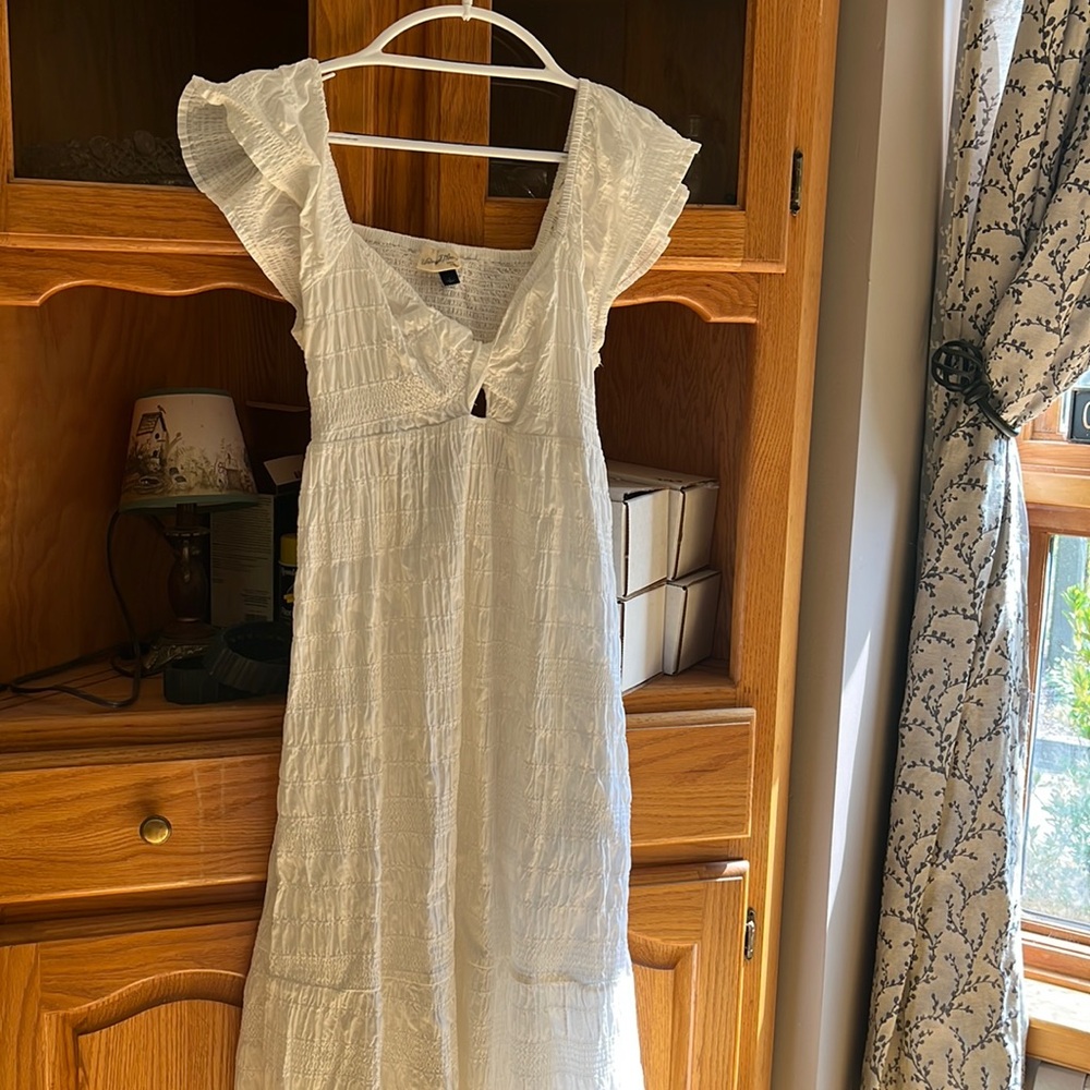 Like New Universal Threads White Textured Midi Dress